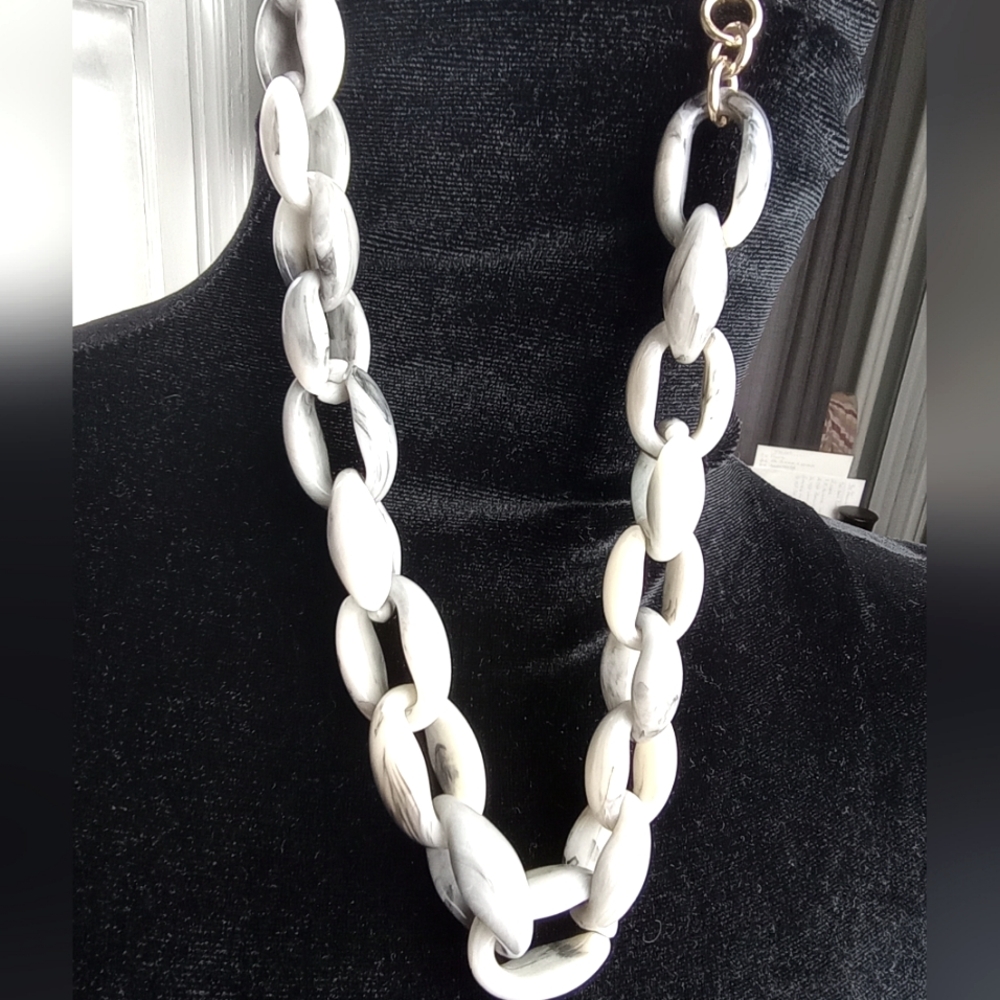 BANANA REPUBLIC Faux Marble Link Necklace 16-18"